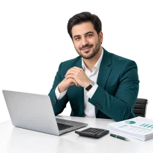 تصویر مفهومی مدرس حسابداری در کنار لپ‌تاپ، ماشین‌حساب و گزارش‌های مالی