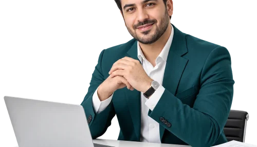 تصویر مفهومی مدرس حسابداری در کنار لپ‌تاپ، ماشین‌حساب و گزارش‌های مالی